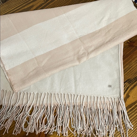 Soia & Kyo Yadira Woven Scarfigan Shawl Poncho Fringe Color Block Tan Blush OS - Picture 8 of 9